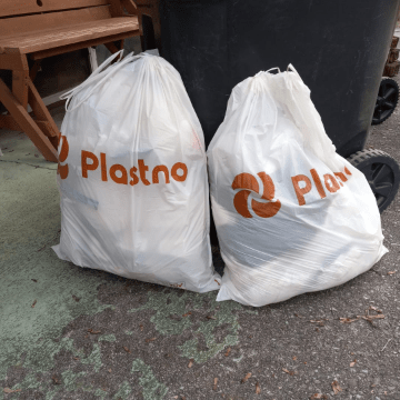 Plastno biodegradable garbage bags full of trash